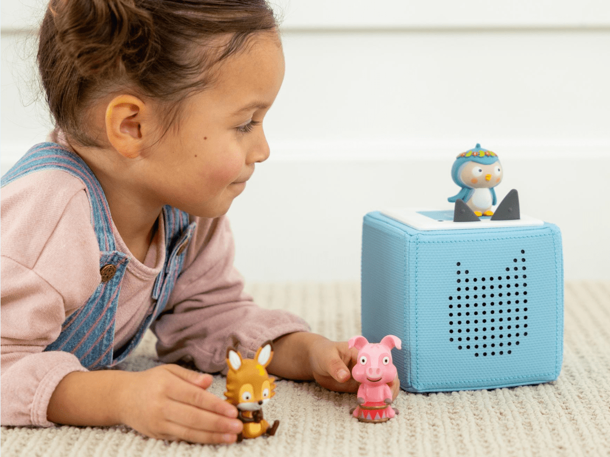 Child Playing With Canciones De Animales Tonie  Audio Figurine And Toniebox 2