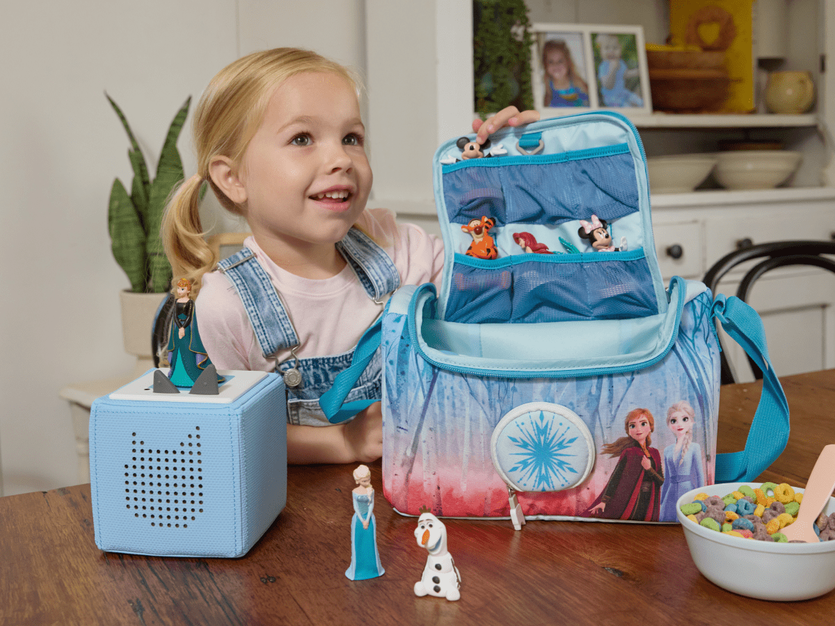 Child Playing With Tonies And Listen & Play Bag - Disney Frozen