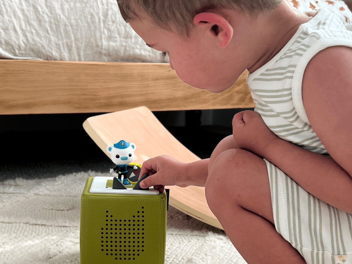 Child Playing With Octonauts: Captain Barnacles Tonie