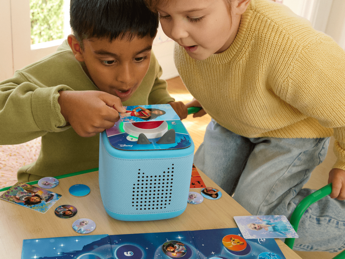 kids playing with Disney quiz kingdom tonieplay on a blue toniebox 2
