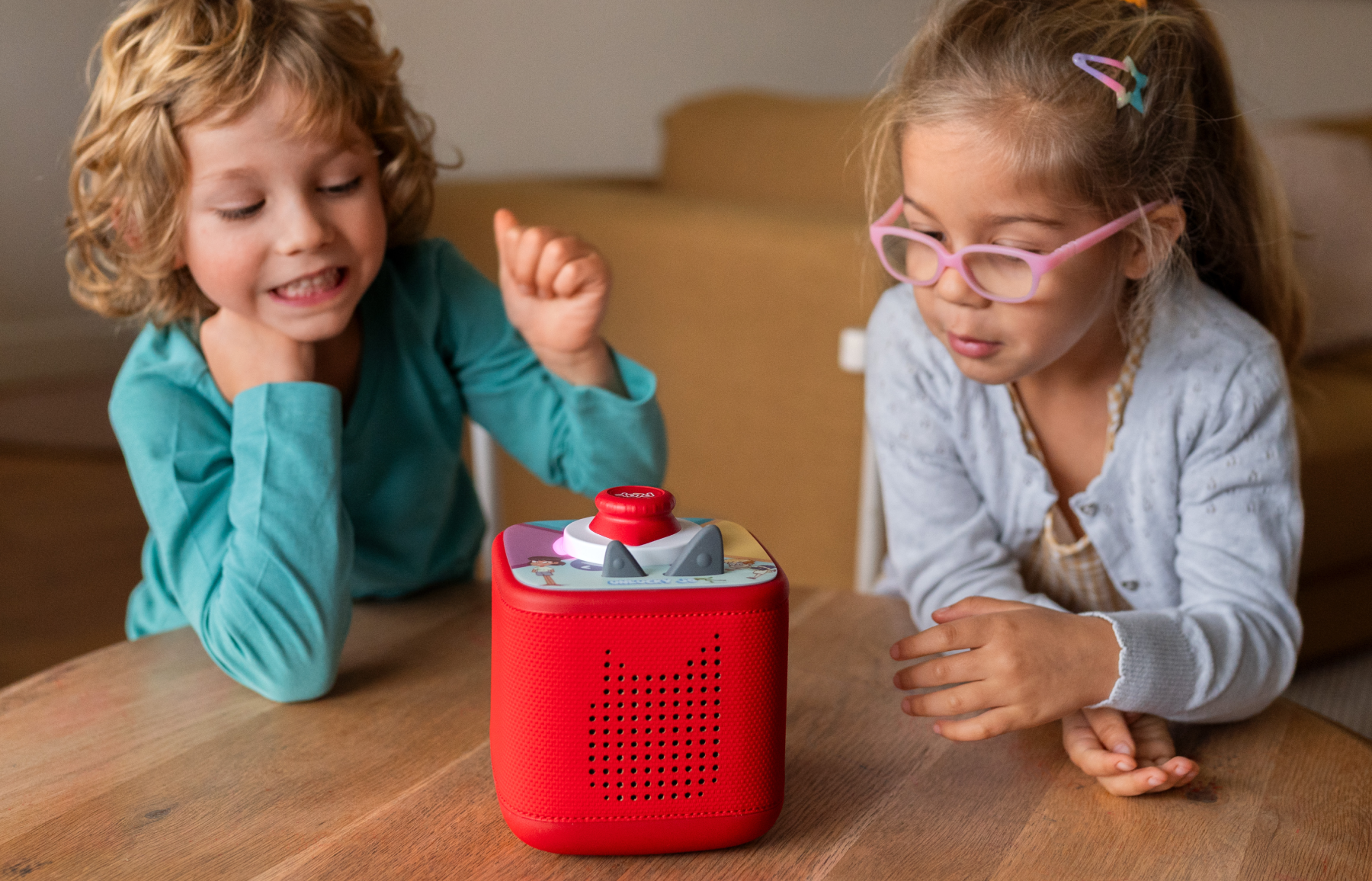 two kids playing a Tonieplay game on a red Toniebox 2