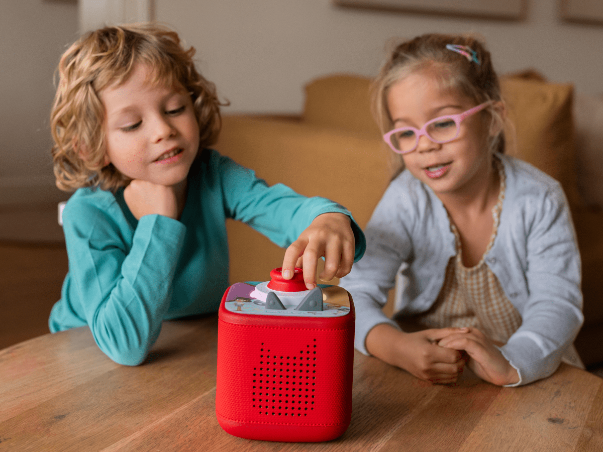 Kids playing with a red toniebox 2 and unlucky jo tonieplay