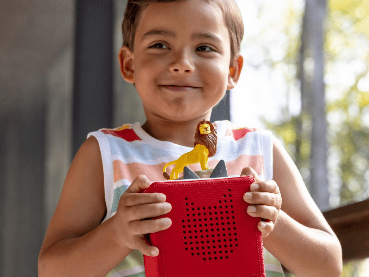 Child Playing With El Rey Leon Audio Figurine And Toniebox 2