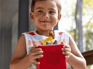 Child Playing With El Rey Leon Audio Figurine And Toniebox 2