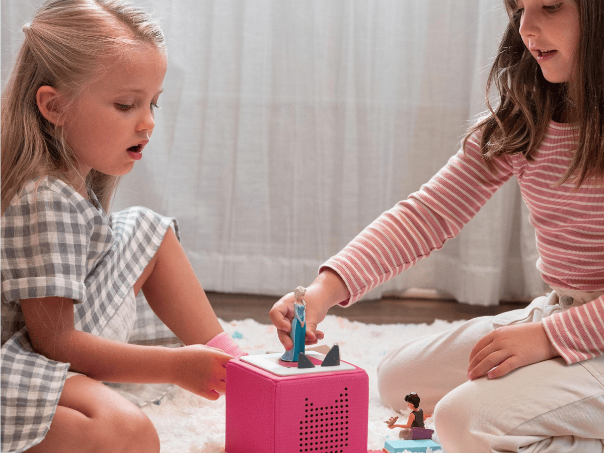 Child Playing With Frozen Spanish Tonie Audio Figurine And Toniebox 2