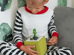 Child Playing With Pj Masks: Gekko Tonie