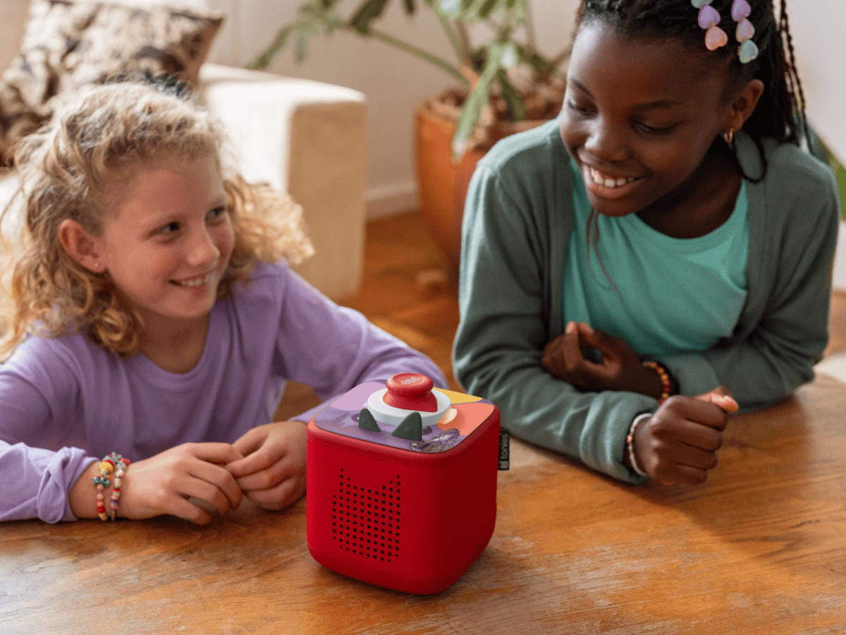 kids playing with Tonieplay-The Junior Detectives Case of the Missing Genius and a red toniebox 2