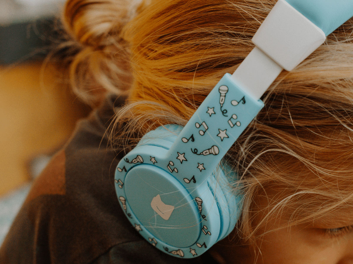 Child Using The Toniesâ® Blue  Wired Headphones For Kids