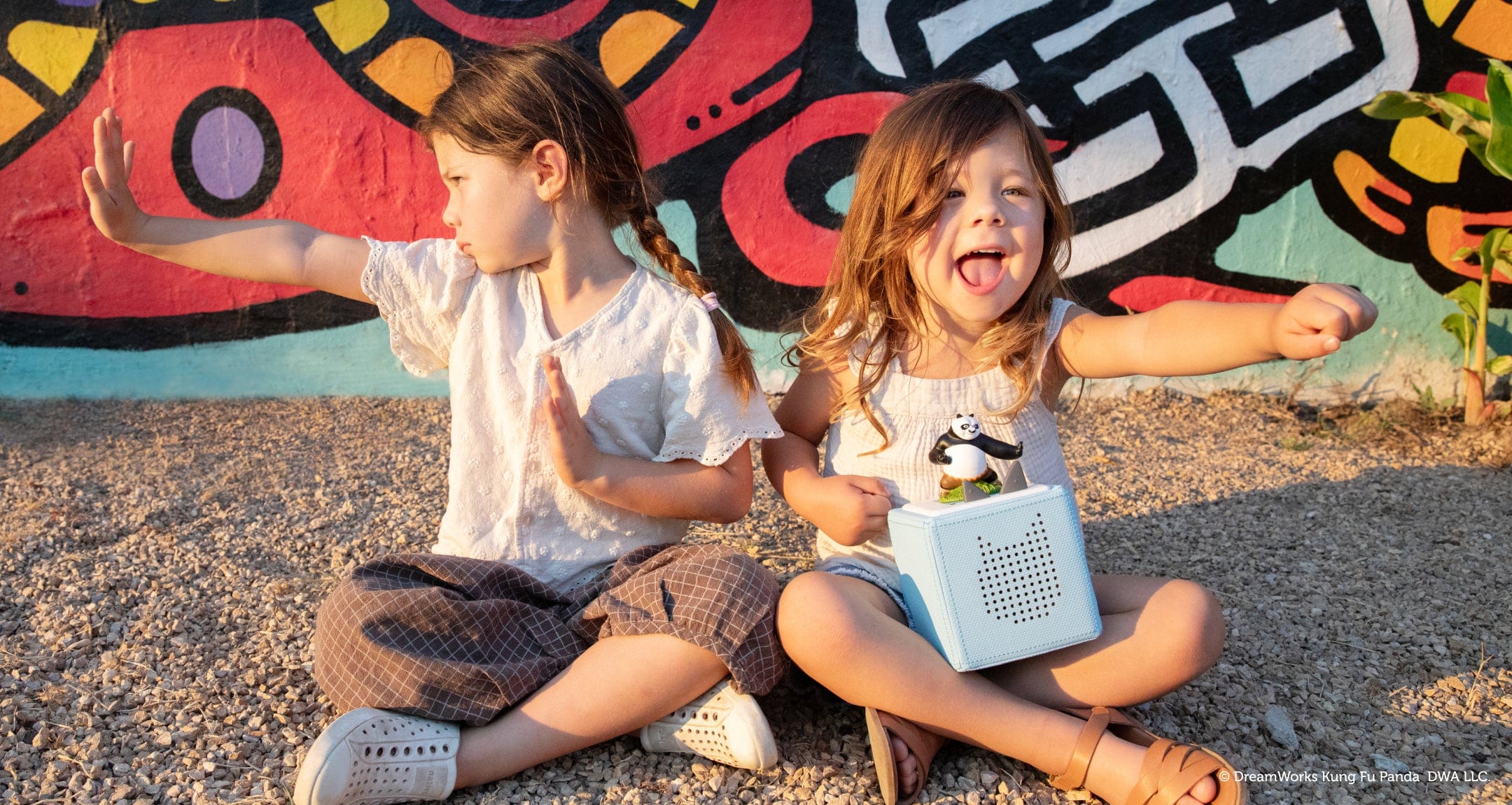 children playing with the Kung Fu Panda Tonie and a blue toniebox