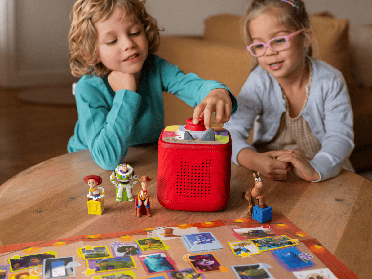 kids playing with Tonieplay Disney Pixar-Scene Searchers and a red toniebox 2