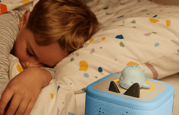 child sleeping while listening to sleepy whale Tonie on a blue Toniebox 2