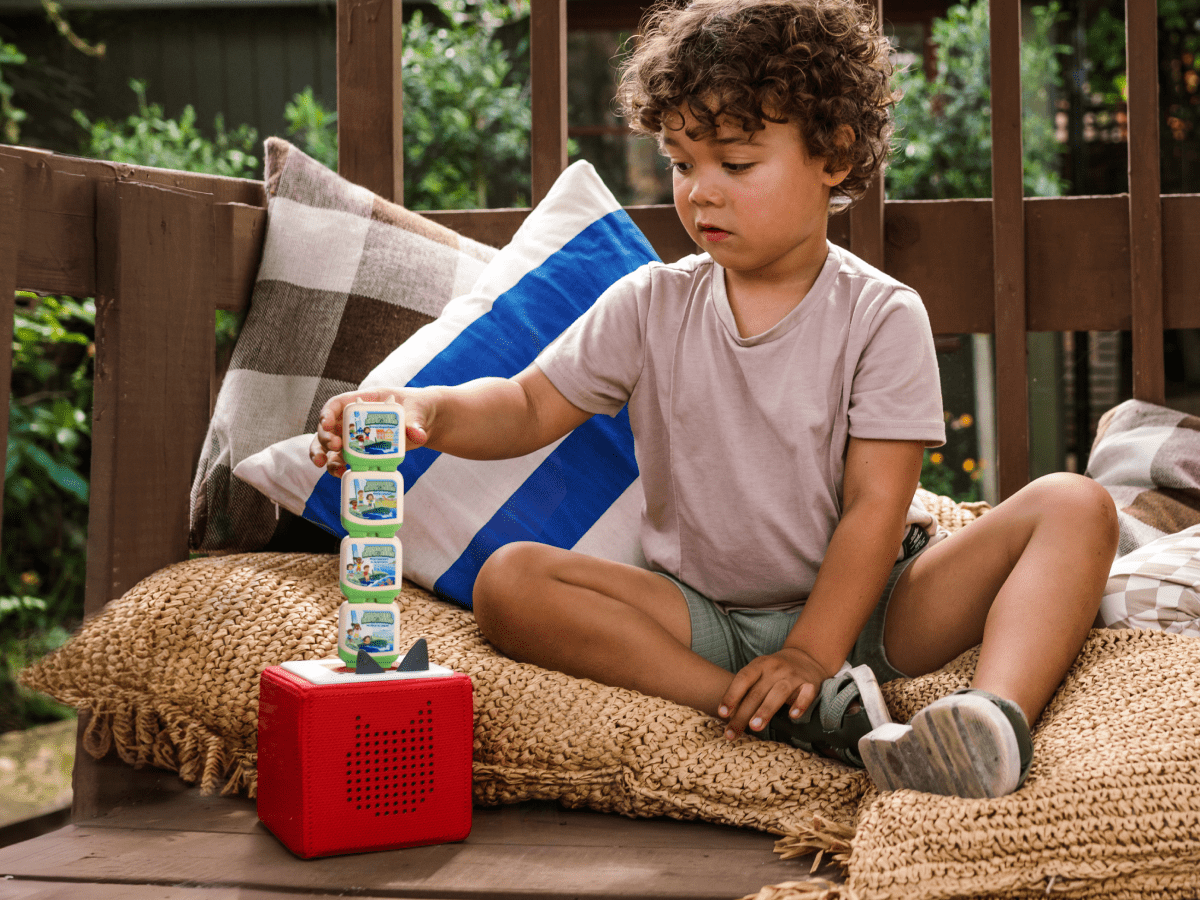 Child playing with sunspeed explorers audio figurine and Toniebox 2