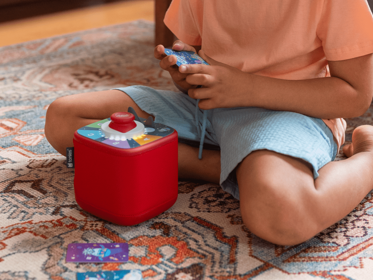 Kids playing with a red toniebox 2 and the quizzles technology tonieplay