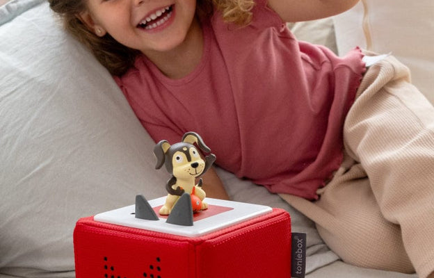 Child listening to children songs Tonie
