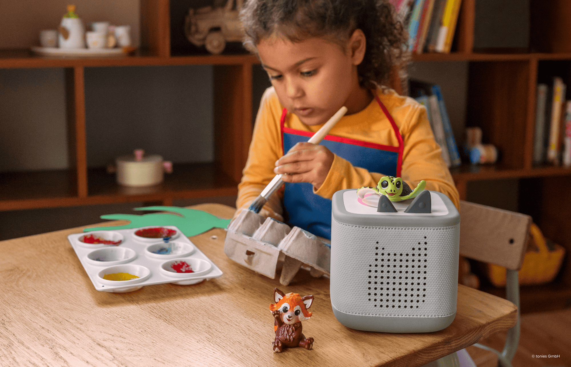 child painting during craft time while listening to Bobby the Sea Turtle Tonie on a grey Toniebox 2