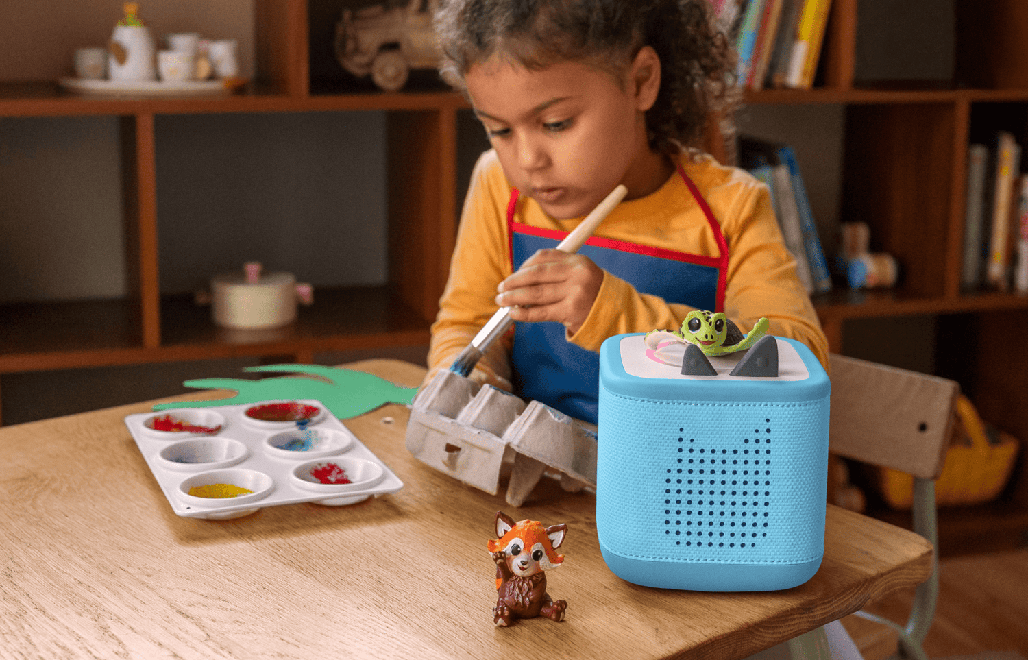 child painting during craft time while listening to Bobby the Sea Turtle Tonie on a grey Toniebox 2
