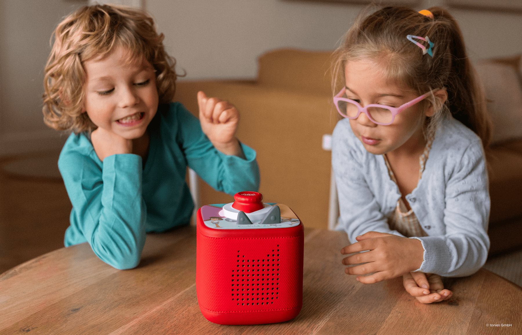 two kids playing a Tonieplay game on a red Toniebox 2