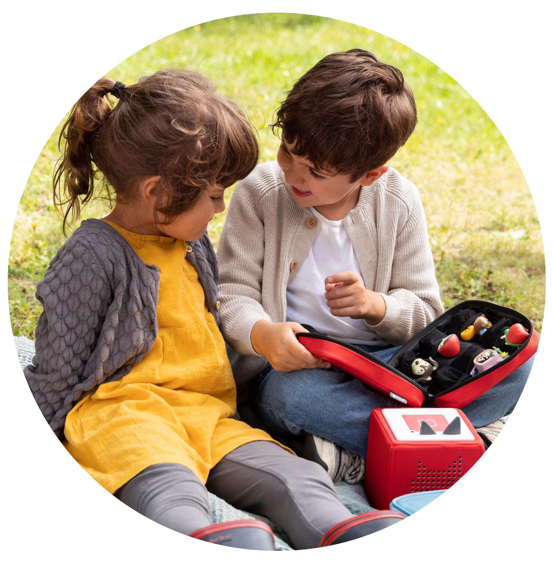 Two children with red Carrying Case with Tonies and Red Toniebox