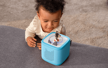 young child listening to a Tonie on the Toniebox 2