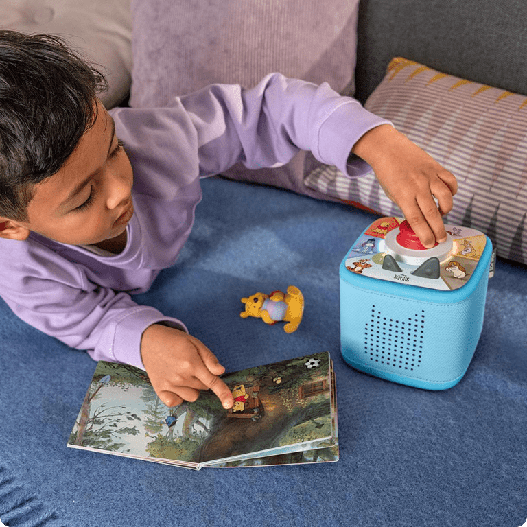 Child playing the Winne the Pooh Tonieplay game with blue Toniebox 2