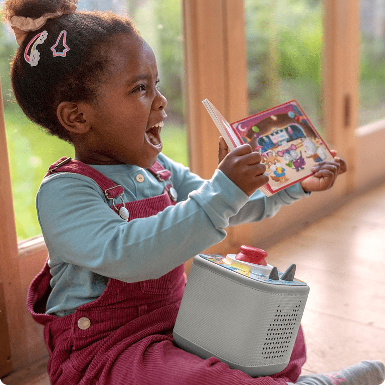 child playing a Tonieplay Game with the sky blue Toniebox 2